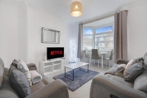 NEW! 4 Bed Home Near Darlington City Centre by Stay With Us, Ideal for Families & Large Groups, FREE OFF-STREET PARKING!!